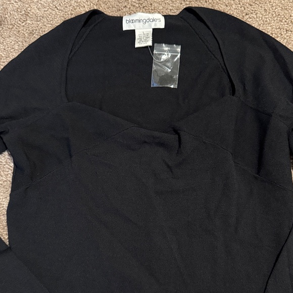 Bloomingdale's Elegant Black Long Sleeve Tee - Picture 3 of 3